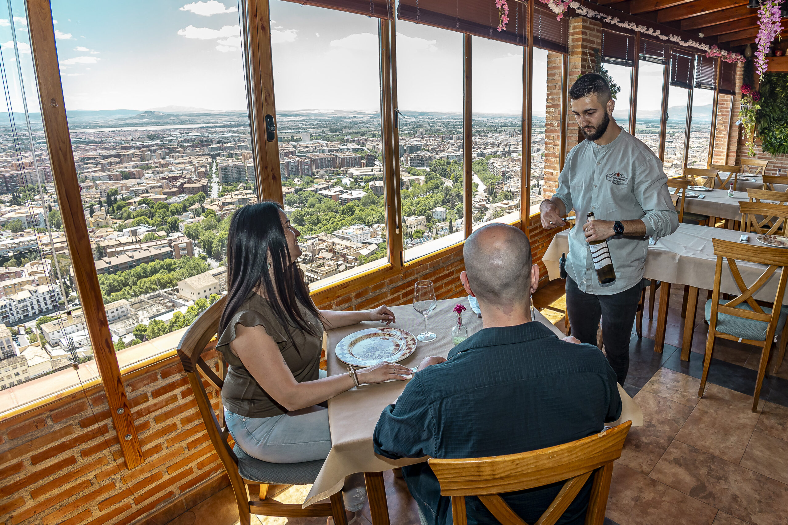 Comer en Granada con vistas a la Alhambra en El Balcón de Granada