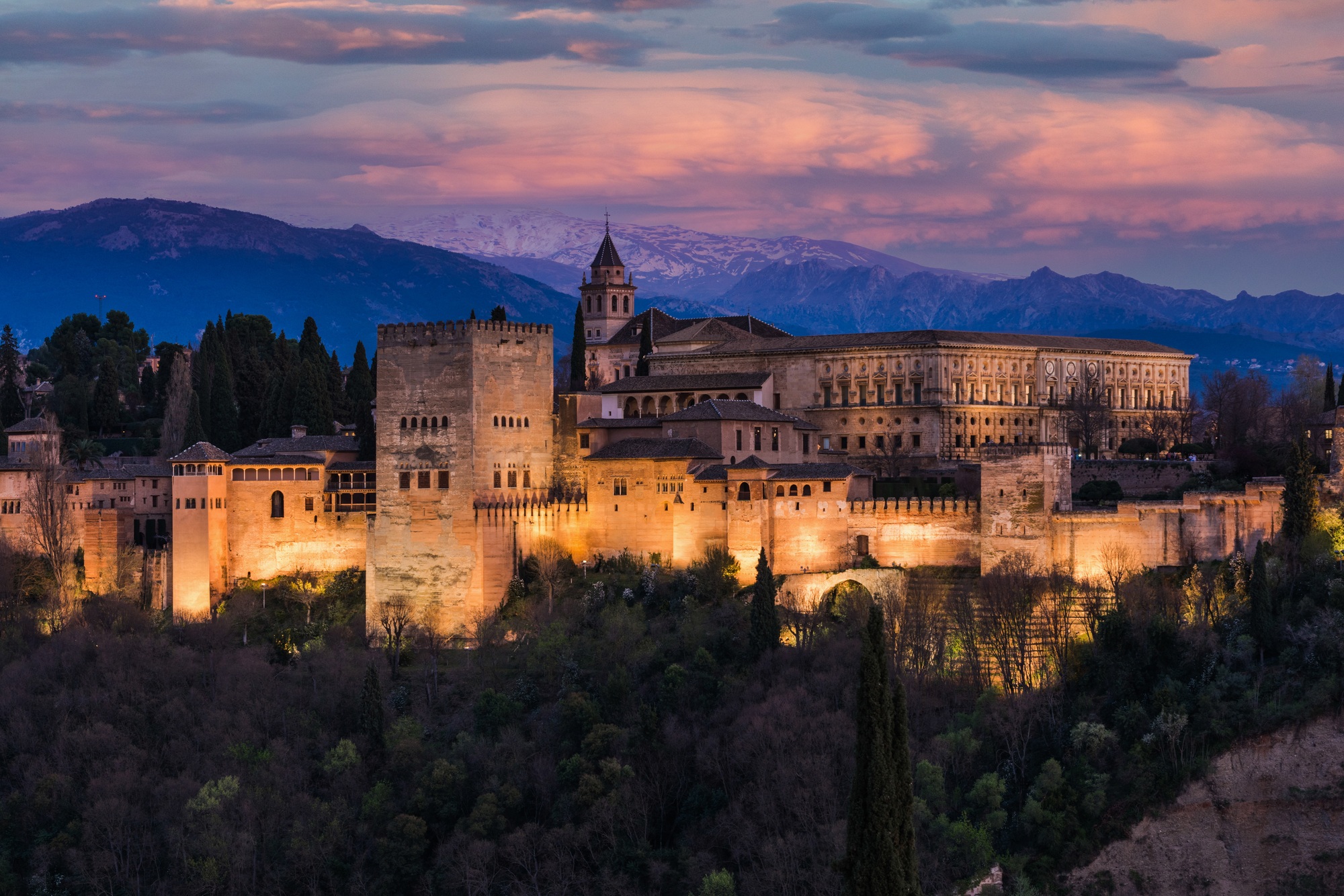 Vista de la Alhambra al atardecer, un plan ideal si no sabes qué hacer después de comer en Granada.